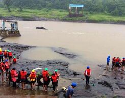 Raft Building & Rowing In Wada