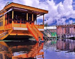 Srinagar and Pahalgam Sightseeing with Houseboat Stay