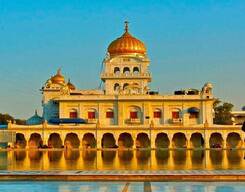 Gurudwara Bangla Sahib and Birla Temple Tour on a Tuk-Tuk