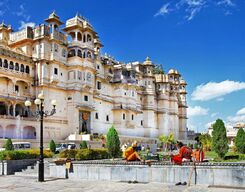 Udaipur City Guided Sightseeing Day Tour in Private Vehicle