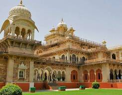 Jaipur Museums Tour and Chowkhi Dhani Village Experience